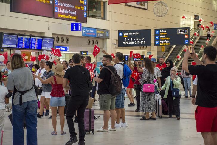Antalya Havalimanı'nda yolcular 30 Ağustos Zafer Bayramı coşkusu yaşadı G3