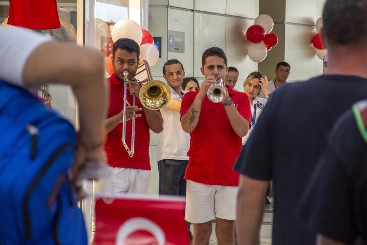 Antalya Havalimanı'nda yolcular 30 Ağustos Zafer Bayramı coşkusu yaşadı G5