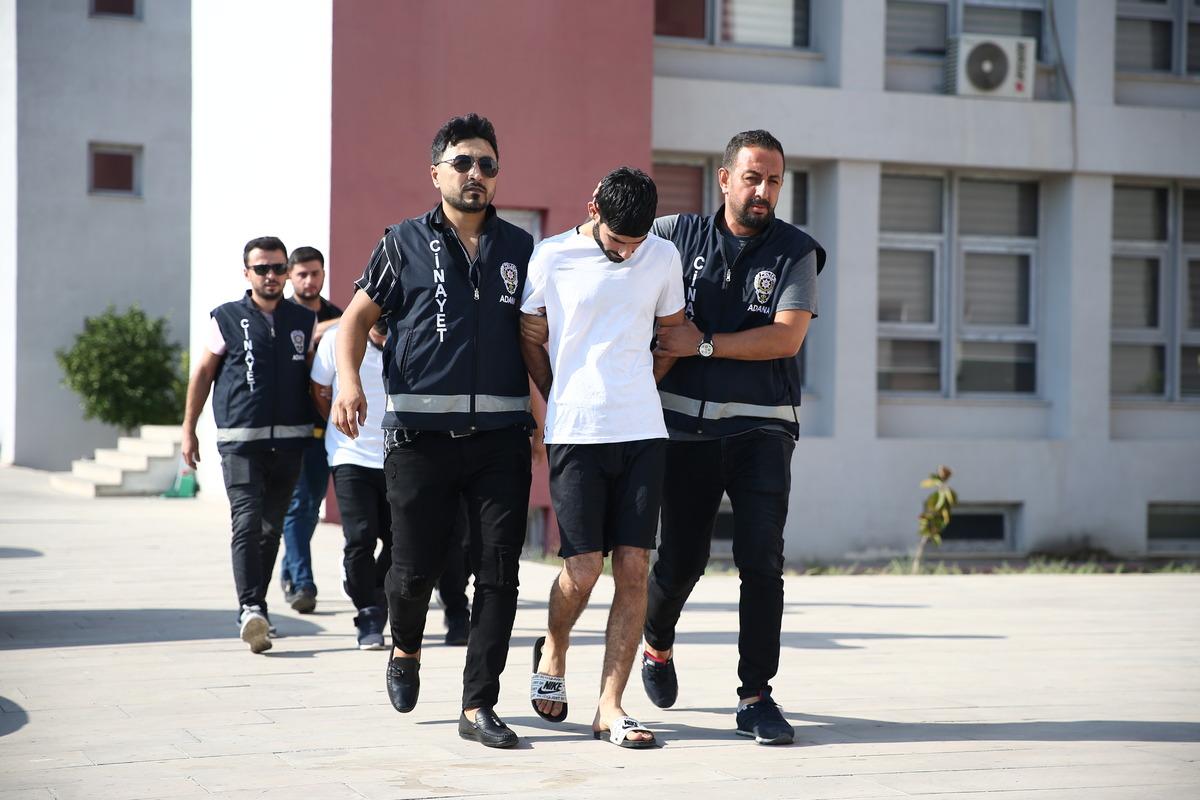 Adana'da husumetlisini &ouml;ld&uuml;rd&uuml;ğ&uuml; iddia edilen zanlı tutuklandı