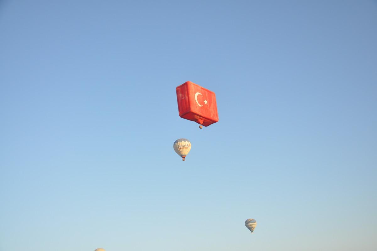 Kapadokya semalarını ay yıldızlı bayraklarla donatılan balonlar s&uuml;sledi