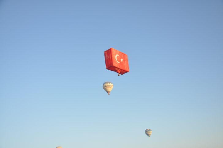 Kapadokya semalarını ay yıldızlı bayraklarla donatılan balonlar süsledi G1