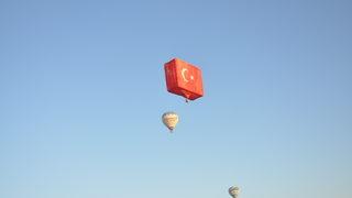 Kapadokya semalarını ay yıldızlı bayraklarla donatılan balonlar süsledi