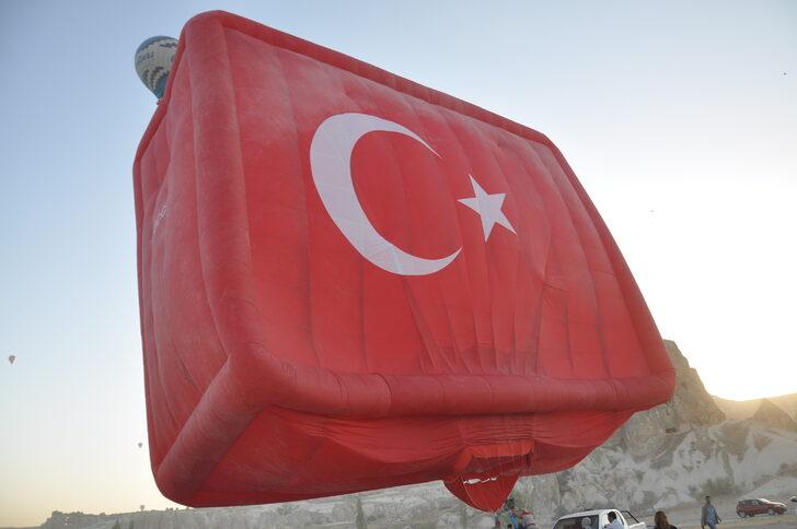 Kapadokya semalarını ay yıldızlı bayraklarla donatılan balonlar süsledi G3