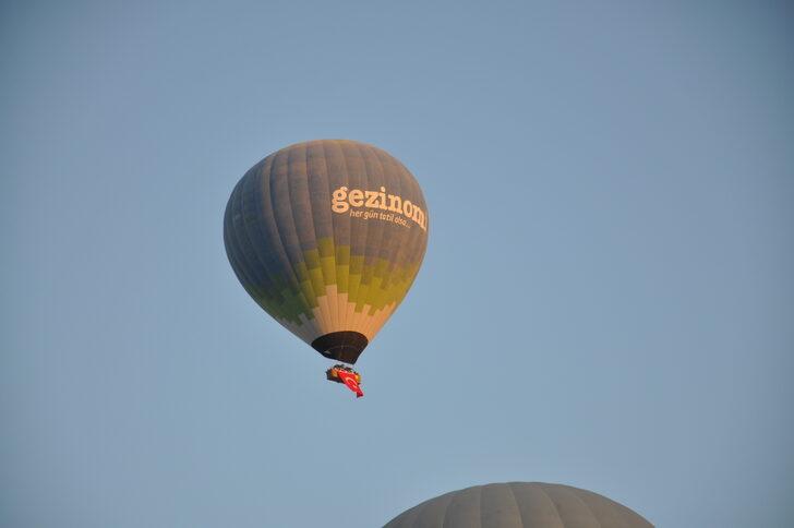 Kapadokya semalarını ay yıldızlı bayraklarla donatılan balonlar süsledi G4