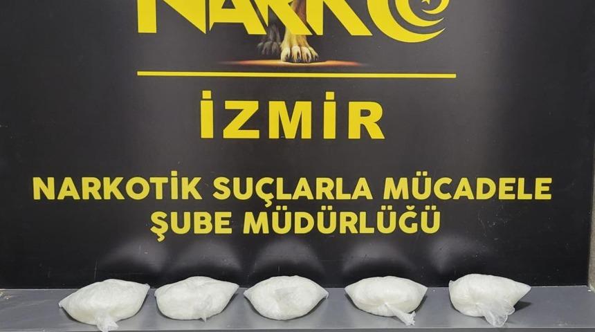 İzmir'de durdurulan motosiklette 5 kilo metamfetamin ele geçirildi