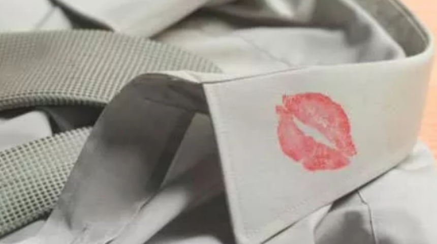 Dert etmeyin! Ruj lekesini &ccedil;ıkarmanız &ccedil;ok kolay, ruj lekesi nasıl &ccedil;ıkar?