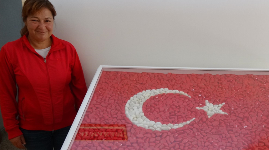 Yıpranmış bayrak görünce uykuları kaçıyor! Bir gecede ilçedeki Türk bayraklarını değiştirdi