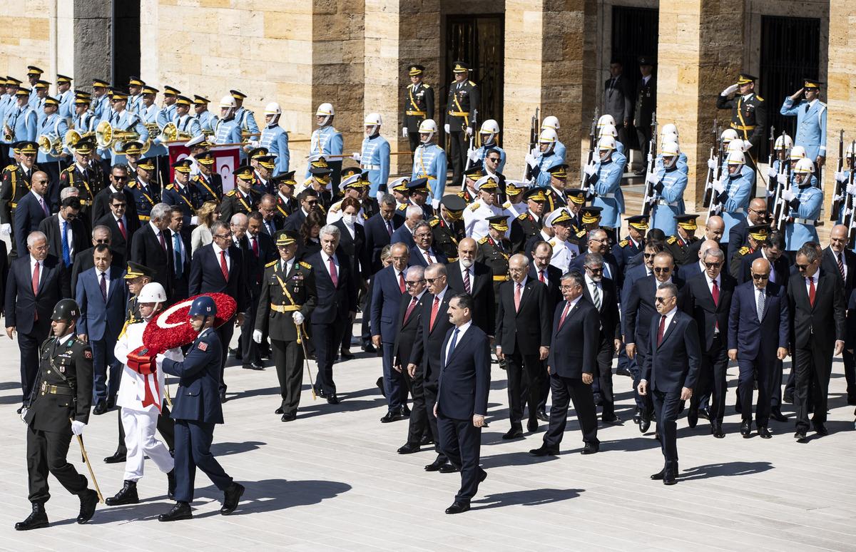 Cumhurbaşkanı Erdoğan başkanlığındaki devlet erkanı, Anıtkabir'i ziyaret etti
