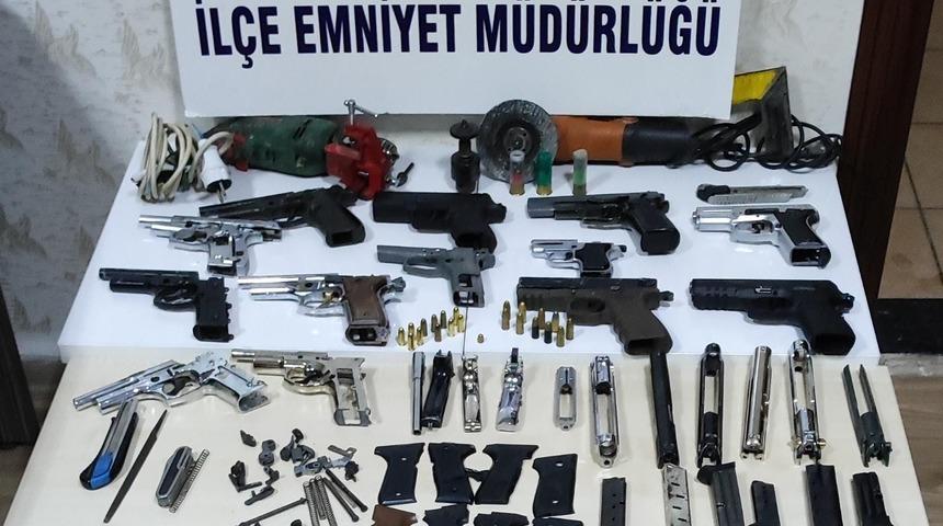 Hatay'da evinde 13 ruhsatsız silah bulunan şüpheli gözaltına alındı