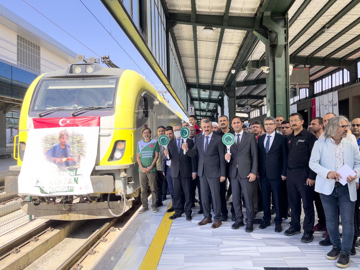 Pakistan'a yardım malzemesi taşıyan "İyilik Treni" t&ouml;renle uğurlandı