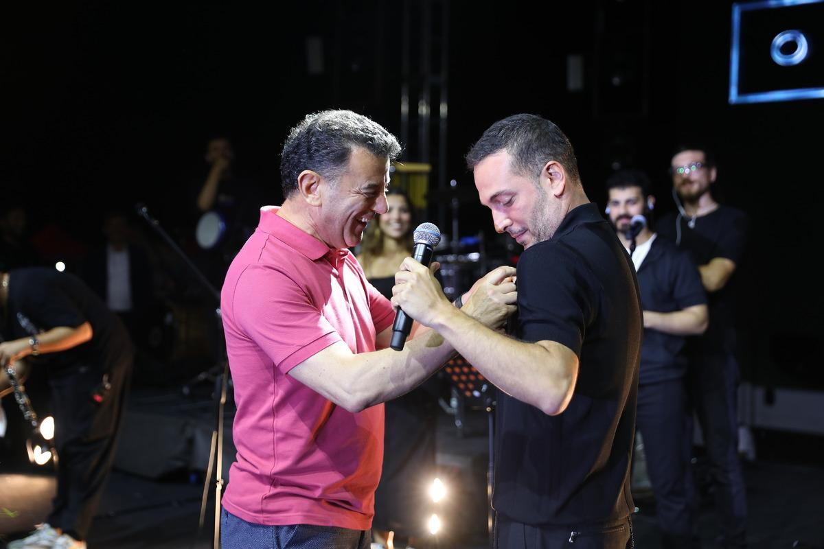 Tekirdağ'da konser veren Oğuzhan Ko&ccedil;'a belediye başkanı d&uuml;ğ&uuml;n takısını sahnede taktı