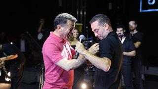 Tekirdağ'da konser veren Oğuzhan Koç'a belediye başkanı düğün takısını sahnede taktı