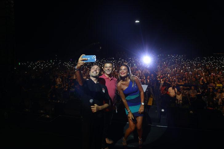 Tekirdağ'da konser veren Oğuzhan Koç'a belediye başkanı düğün takısını sahnede taktı G2