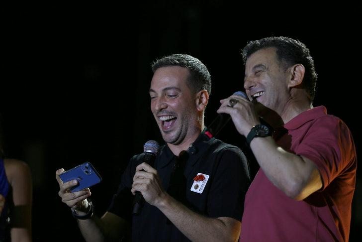 Tekirdağ'da konser veren Oğuzhan Koç'a belediye başkanı düğün takısını sahnede taktı G3