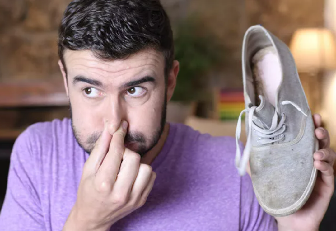 Utanmayın herkes yaşıyor! Ayakkabı kokusunu ge&ccedil;irmek i&ccedil;in doğal y&ouml;ntemler