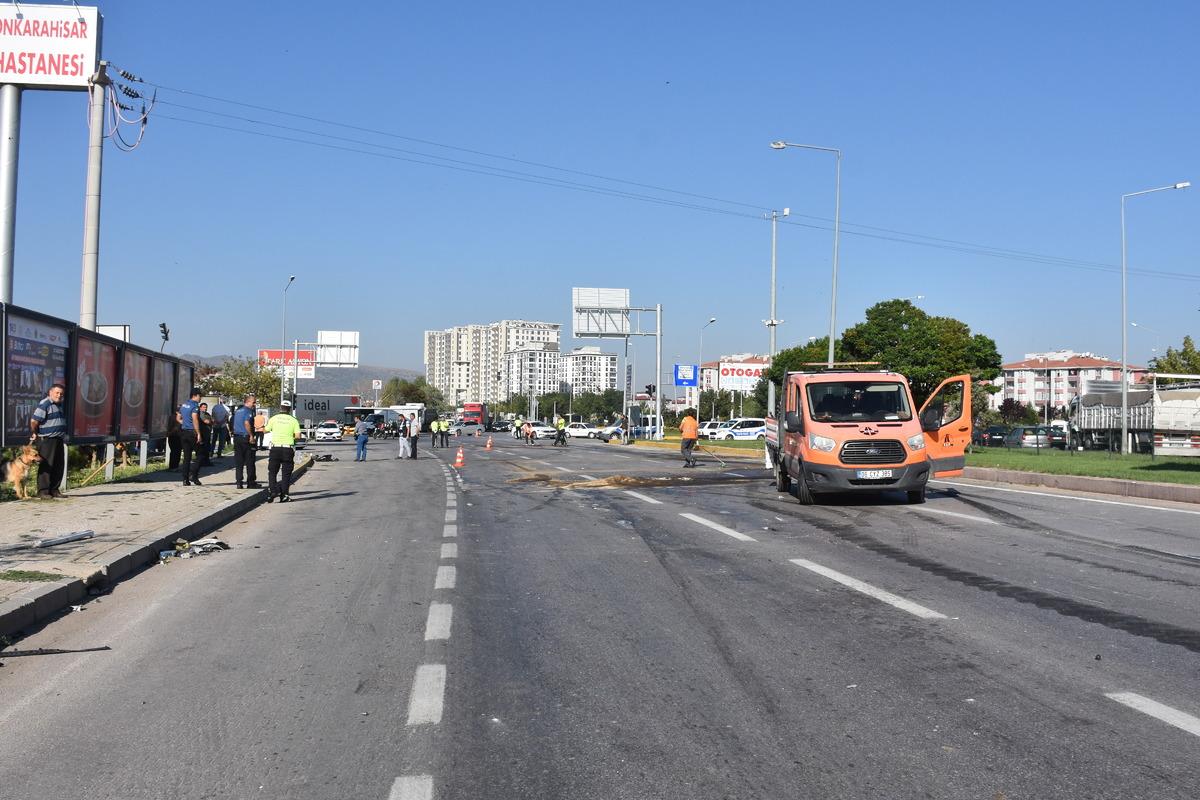 Afyonkarahisar'da ticari taksinin tıra &ccedil;arpması sonucu 2 kişi &ouml;ld&uuml;