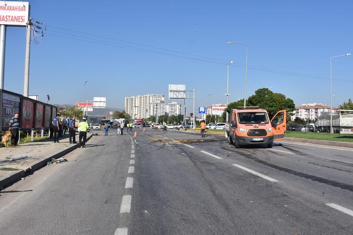 Afyonkarahisar'da ticari taksinin tıra çarpması sonucu 2 kişi öldü G1