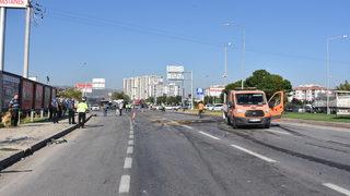 Afyonkarahisar'da ticari taksinin tıra çarpması sonucu 2 kişi öldü
