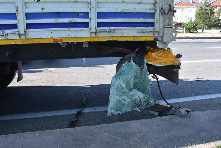 Afyonkarahisar'da ticari taksinin tıra çarpması sonucu 2 kişi öldü G2