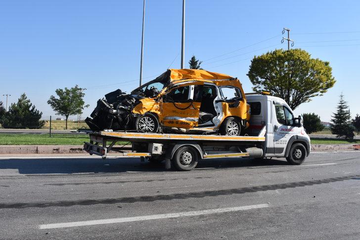 Afyonkarahisar'da ticari taksinin tıra çarpması sonucu 2 kişi öldü G3