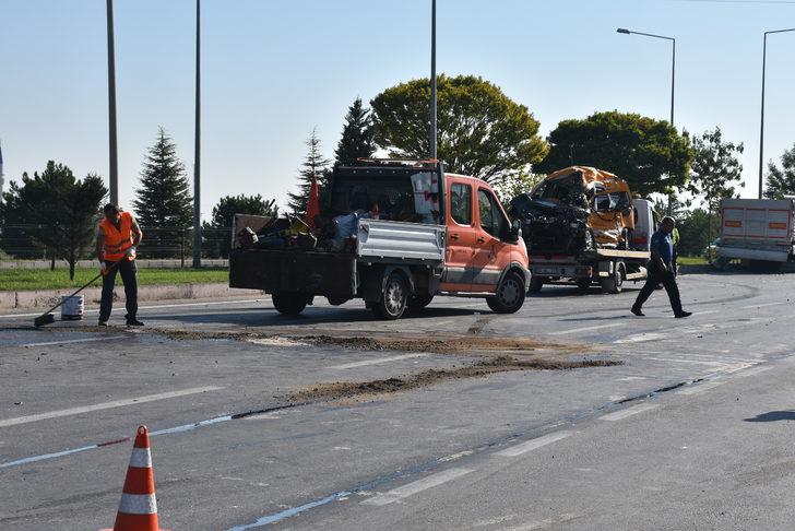 Afyonkarahisar'da ticari taksinin tıra çarpması sonucu 2 kişi öldü G4