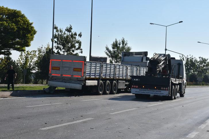 Afyonkarahisar'da ticari taksinin tıra çarpması sonucu 2 kişi öldü G5