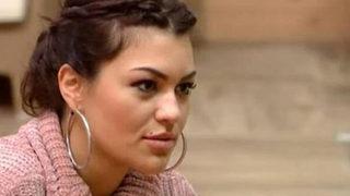 Cansel Çördük minik bikinisiyle sere serpe! Göğsünün yarısını eliyle kapadı