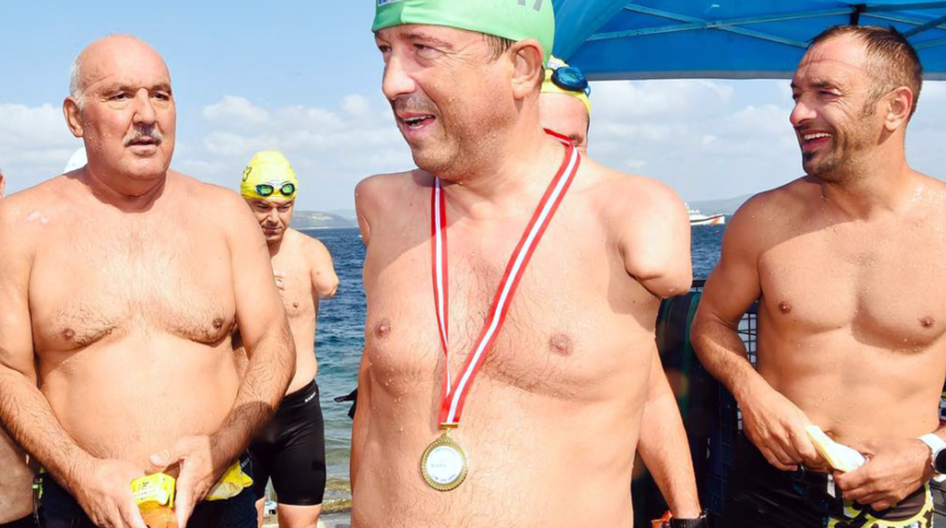 Avcılar Belediye Başkanı Turan Hançerli Çanakkale Boğazı’nı yüzerek geçti