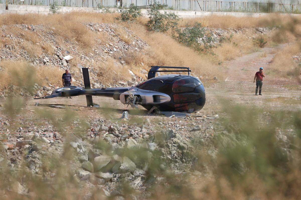İzmir'de arızalanan helikopter boş araziye indiği sırada yan yattı