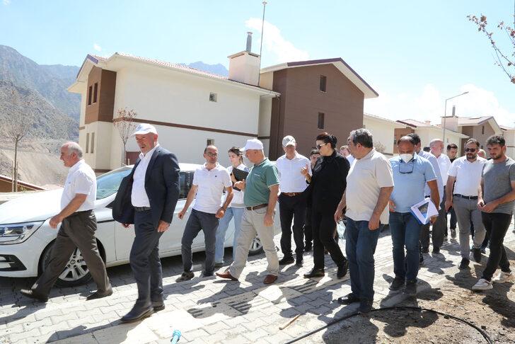 Artvin Valisi Doruk, Yusufeli'nin yeni yerleşim yerinde incelemelerde bulundu G2