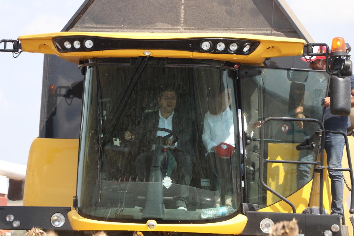 Edirne Valisi K&uuml;rşat Kırbıyık, bi&ccedil;erd&ouml;verle ay&ccedil;i&ccedil;eği hasat etti