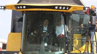 Edirne Valisi Kürşat Kırbıyık, biçerdöverle ayçiçeği hasat etti