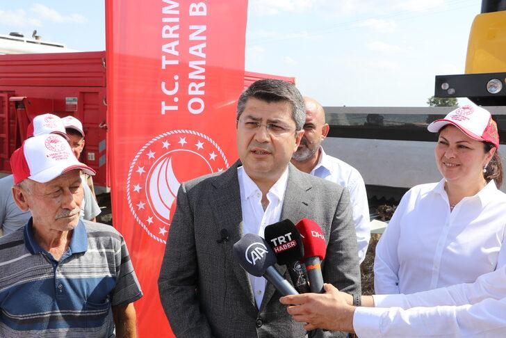 Edirne Valisi Kürşat Kırbıyık, biçerdöverle ayçiçeği hasat etti G4