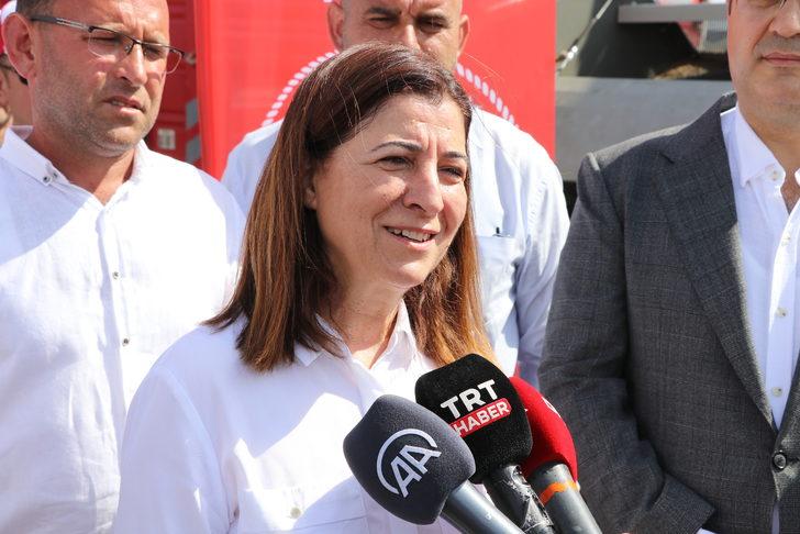 Edirne Valisi Kürşat Kırbıyık, biçerdöverle ayçiçeği hasat etti G5