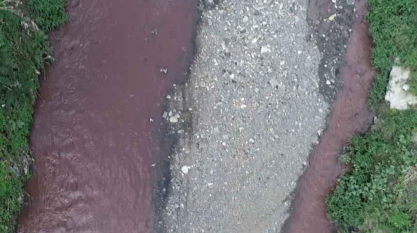 İstanbul'da dört ilçeden geçen Ayamama Deresi kırmızı akmaya başladı