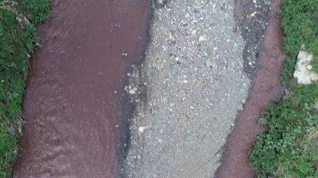 İstanbul'da dört ilçeden geçen Ayamama Deresi kırmızı akmaya başladı