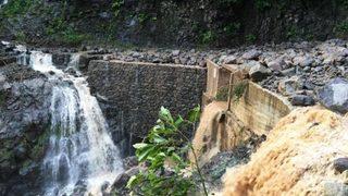 Ardeşen'de sağanak yağmurun neden olduğu sel, köprüleri yıktı, yollarda çökmelere neden oldu