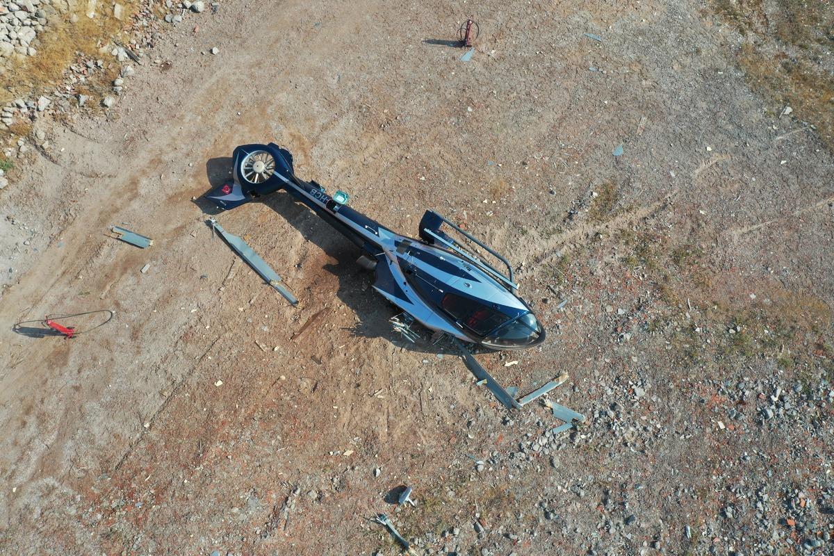 G&Uuml;NCELLEME - İzmir'de arızalanan helikopter boş araziye indiği sırada yan yattı