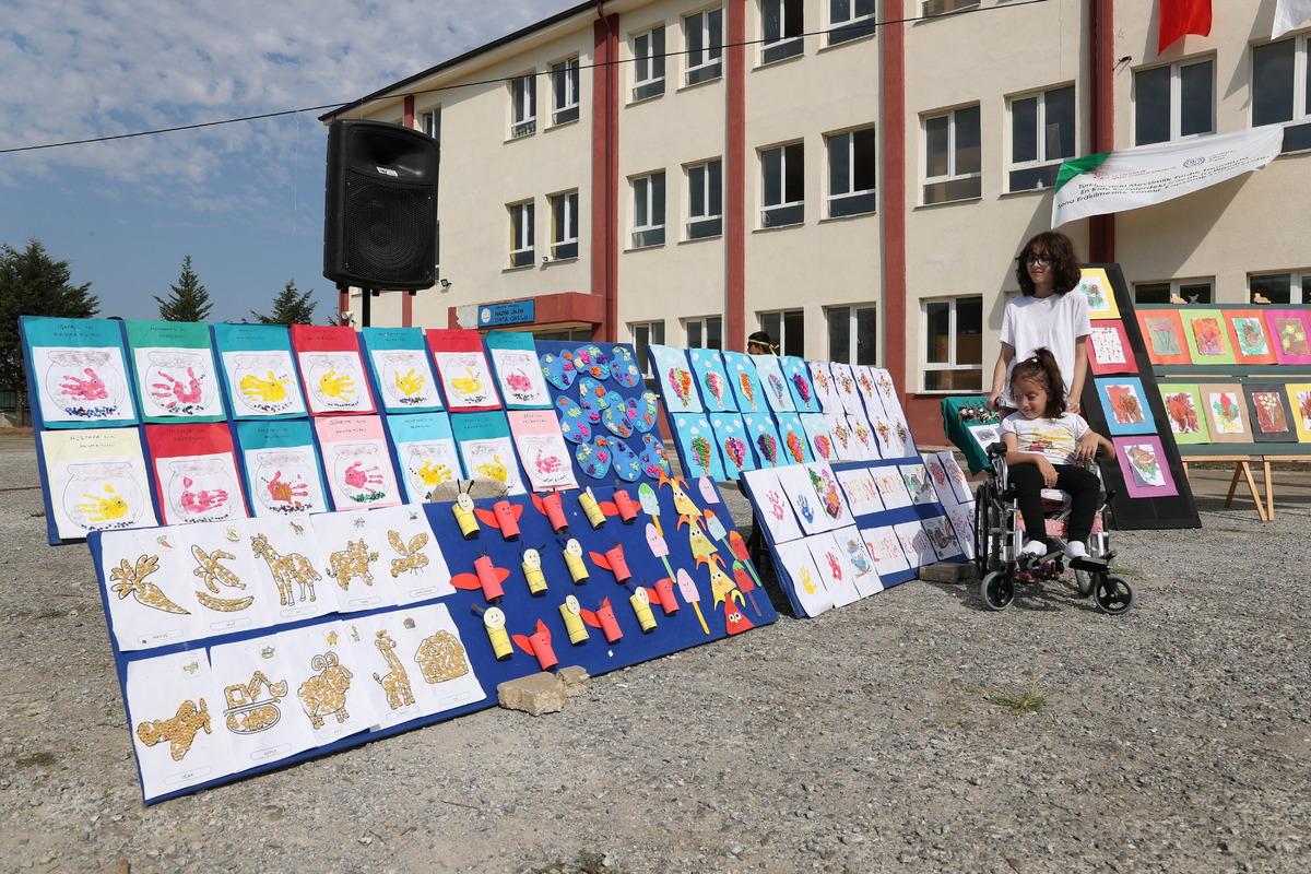 Sakarya'da mevsimlik tarım iş&ccedil;ilerinin &ccedil;ocukları i&ccedil;in mezuniyet programı d&uuml;zenlendi