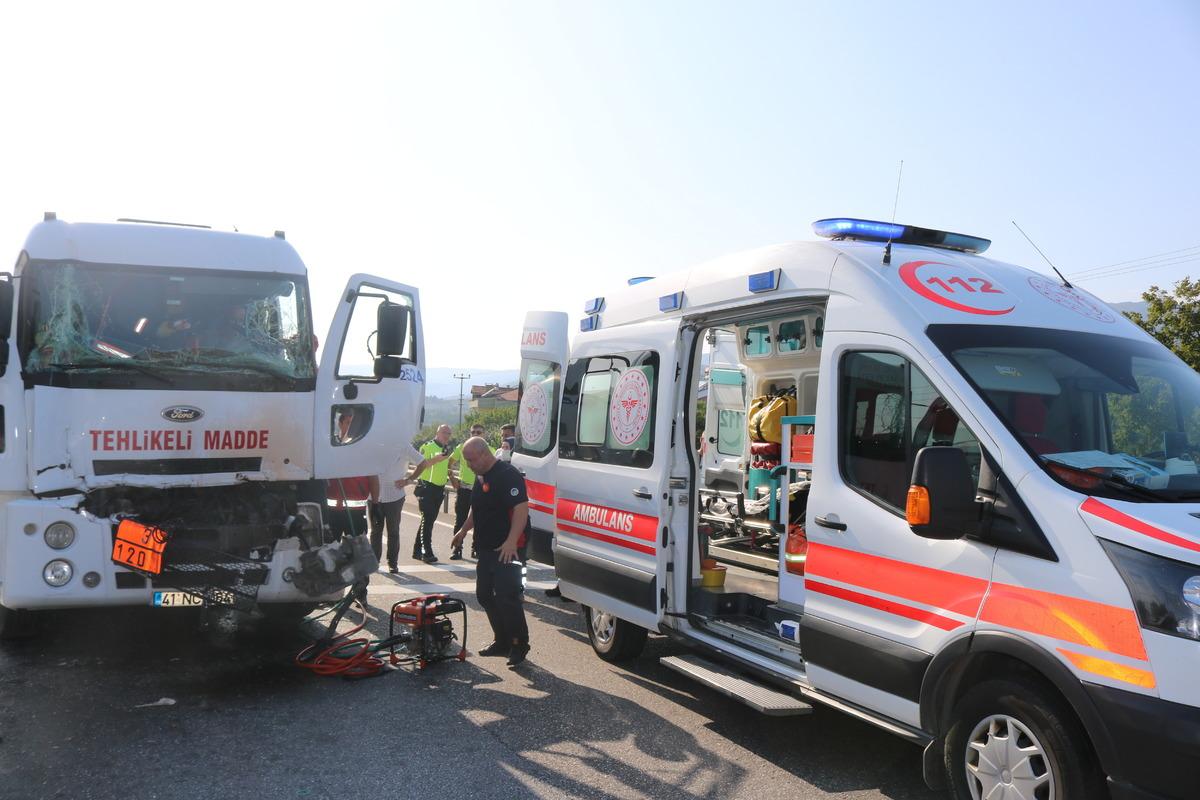 Sakarya'da tırla &ccedil;arpışan akaryakıt y&uuml;kl&uuml; tankerin s&uuml;r&uuml;c&uuml;s&uuml; yaralandı