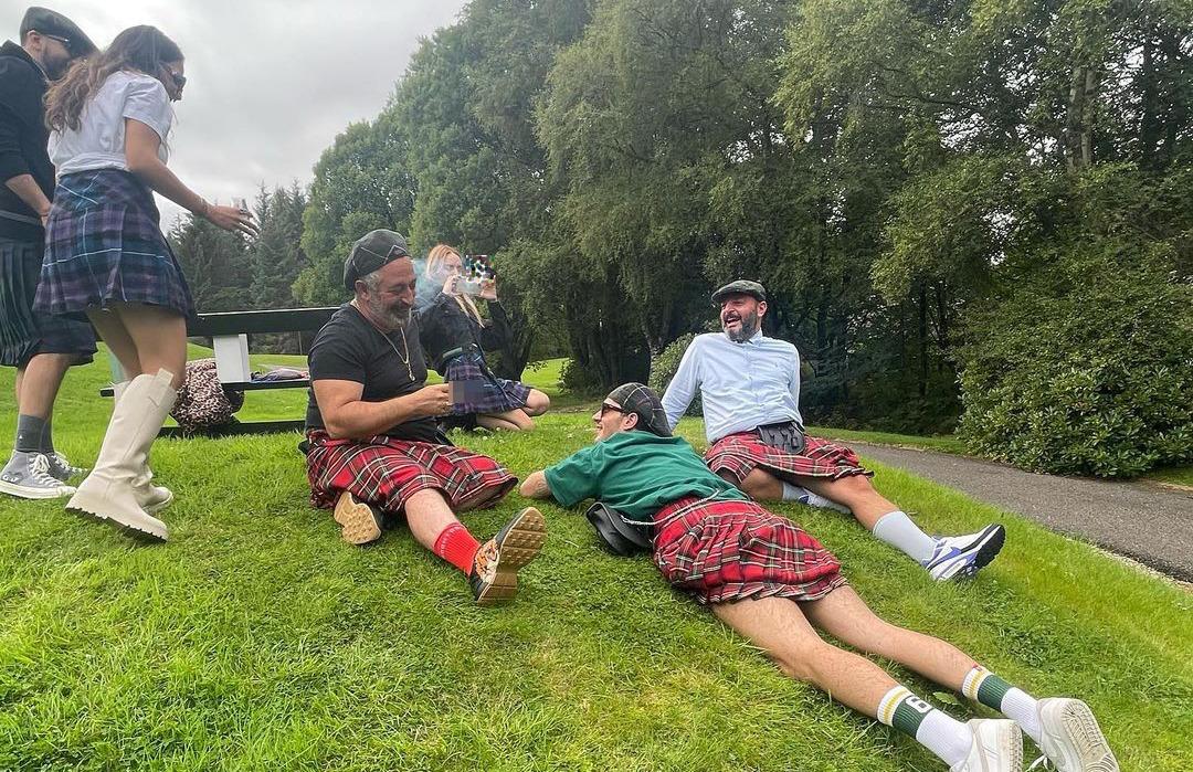 Cem Yılmaz ve Uraz Kaygılaroğlu İsko&ccedil;ya turunda! Kilt giyerek poz verdiler