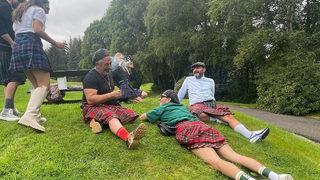 Cem Yılmaz ve Uraz Kaygılaroğlu İskoçya turunda! Kilt giyerek poz verdiler