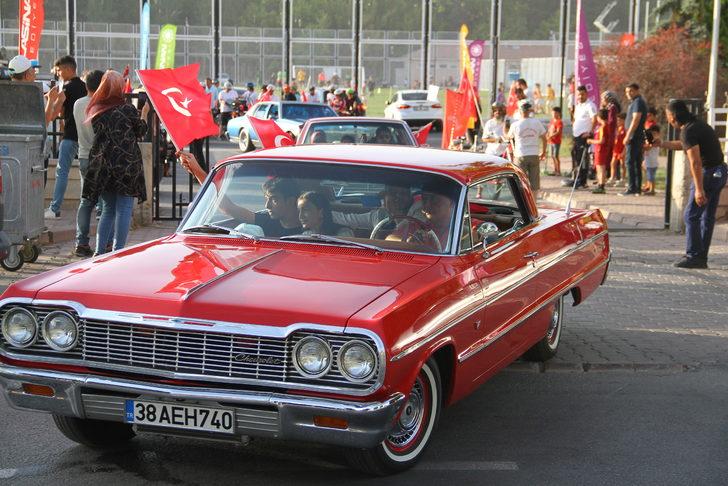 Kayseri'de şehit ve gazi çocukları için klasik araçlarla şehir turu yapıldı G2