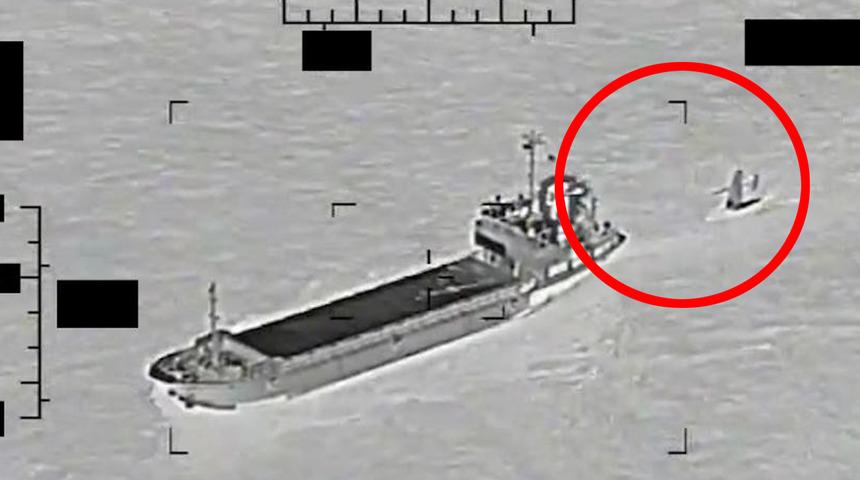 ABD gemisini ele geçirmeye çalıştılar! Halat atıp çekerken yakalandılar