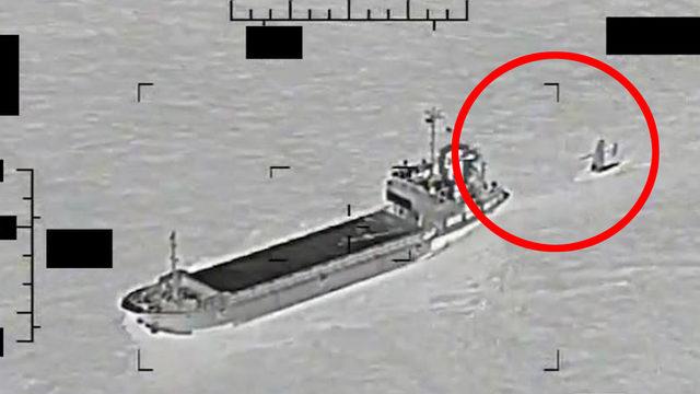 ABD gemisini ele geçirmeye çalıştılar! Halat atıp çekerken yakalandılar