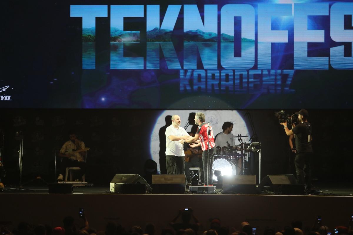 Bakan Varank, TEKNOFEST KARADENİZ'de Resul Dindar konserinde sahneye &ccedil;ıktı