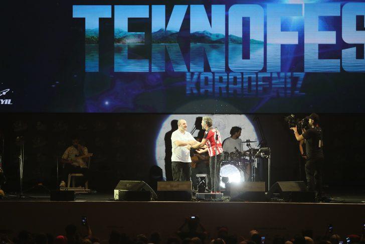 Bakan Varank, TEKNOFEST KARADENİZ'de Resul Dindar konserinde sahneye çıktı G1