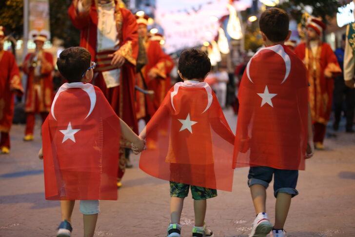 Sakarya'da 30 Ağustos Zafer Bayramı dolayısıyla fener alayı düzenlendi G3