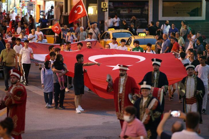 Sakarya'da 30 Ağustos Zafer Bayramı dolayısıyla fener alayı düzenlendi G5