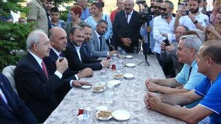 Kılıçdaroğlu, Çorum'da partililerle çay içti